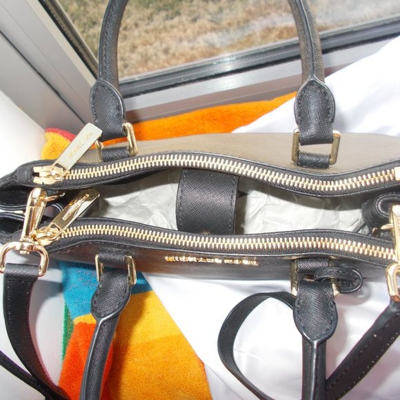 Michael Kors Cynthiana Black Saffiano Leather Hand - Picture 4 of 13